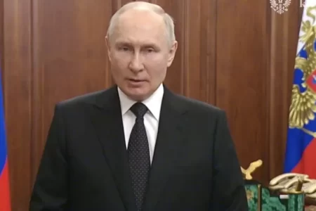 CRISE NA RÚSSIA: PUTIN VAI À TV, DIZ QUE FOI TRAÍDO E PROMETE “NEUTRALIZAR” ADVERSÁRIOS