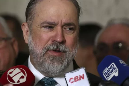 Aras diz sofrer “sabotagem” na reta final de seu mandato na PGR