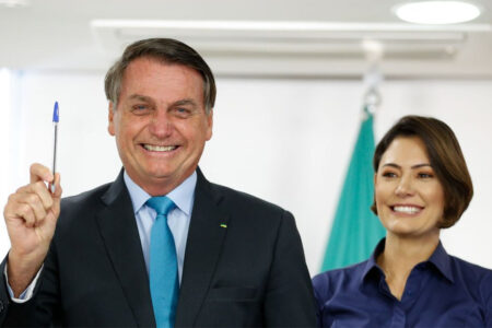 PARLAMENTARES PEDEM À PGR INVESTIGAÇÃO DO CASO DAS PEDRAS PRECIOSAS DE JAIR E MICHELLE