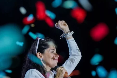 COM 74% DOS VOTOS APURADOS, LUISA GONZALEZ LIDERA VOTAÇÃO PRESIDENCIAL NO EQUADOR