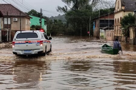 Governo cria comitê de crise para restabelecer comunicação no RS