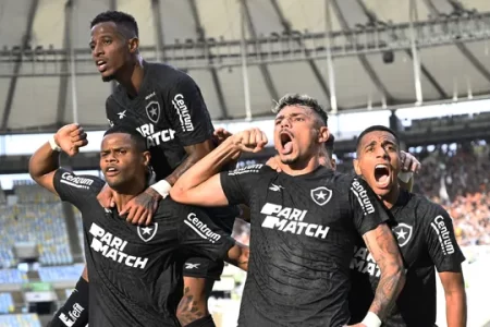 BOTAFOGO SUPERA O FLUMINENSE, VOLTA A VENCER NO BRASILEIRÃO E AMPLIA VANTAGEM NA LIDERANÇA