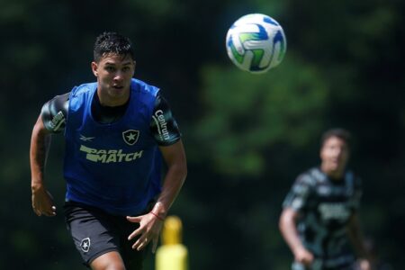 LATERAL MATEO PONTE COMENTA DERROCADA E PERDA DE TÍTULO DO BOTAFOGO NO BRASILEIRO