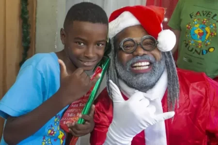 AÇÃO LEVA FESTAS DE NATAL COM PAPAIS NOÉIS NEGROS PARA FAVELAS DO RIO