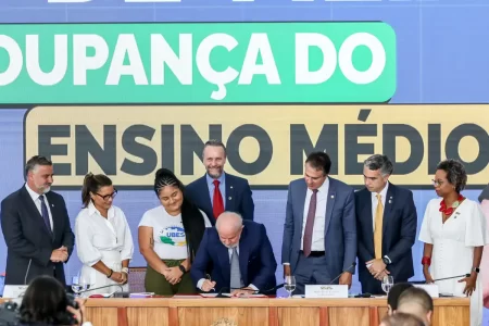 MINISTRO DEFENDE PARTICIPAÇÃO DA SOCIEDADE PARA SUCESSO DA EDUCAÇÃO