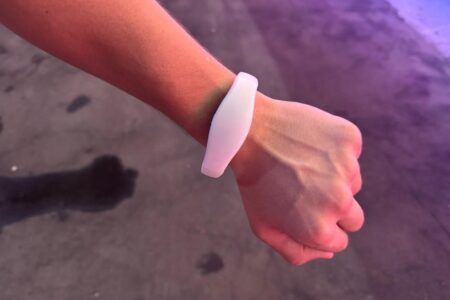 PÚBLICO DA SAPUCAÍ GANHA PULSEIRAS LUMINOSAS PARA COLORIR O DESFILE DA GRANDE RIO