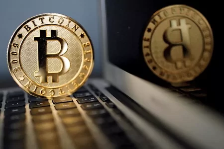 VALOR DE MERCADO DO BITCOIN SUPERA US$ 1 TRILHÃO COM ENTRADA EM MASSA DE COMPRADORES
