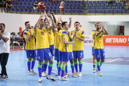 BRASIL VENCE ARGENTINA E SE CLASSIFICA PARA AS SEMIFINAIS DA COPA AMÉRICA DE FUTSAL