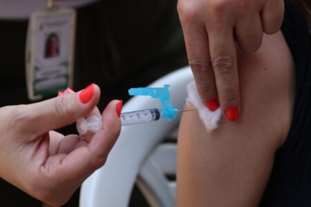 MINISTÉRIO DA SAÚDE AMPLIA DISTRIBUIÇÃO DE DOSES DE VACINAS CONTRA A DENGUE EM 154 MUNICÍPIOS