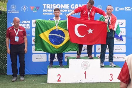 PARATLETA DA PREFEITURA E PARCEIROS CONQUISTA TERCEIRA MEDALHA EM MUNDIAL DE ATLETISMO PARA SÍNDROME DE DOWN