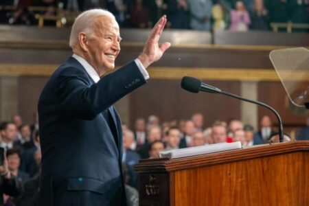 NINGUÉM DEVERIA SER PRESO POR USAR MACONHA, DIZ BIDEN