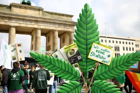 ALEMANHA DESCRIMINALIZA PARCIALMENTE O USO DE MACONHA A PARTIR DE HOJE
