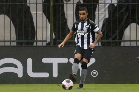 RAFAEL, DO BOTAFOGO, CELEBRA VOLTA À TITULARIDADE E ALERTA SOBRE A LIBERTADORES: “NÃO PODE BRINCAR”
