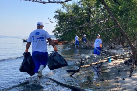 PESCADORES RETIRAM 50 TONELADAS DE RESÍDUOS DA BAÍA DE GUANABARA