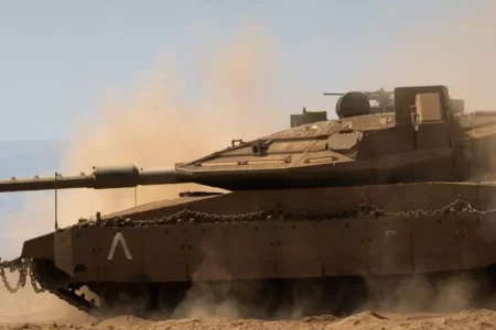 TANQUES ISRAELENSES CERCAM METADE LESTE DE RAFAH