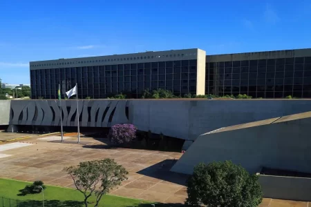 STJ AUTORIZA FACULDADE A COBRAR MENSALIDADE MAIOR DE ALUNOS CALOUROS
