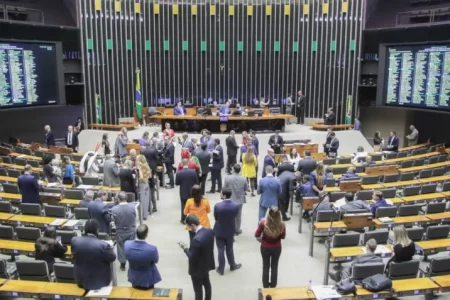 CÂMARA APROVA REAJUSTE DE SALÁRIOS DE FUNCIONÁRIOS PÚBLICOS