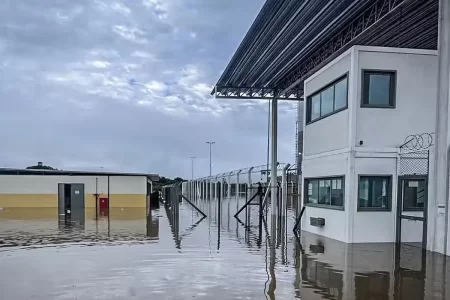 MAIS DE 1 MIL PRESOS SÃO TRANSFERIDOS APÓS PENITENCIÁRIA INUNDAR NO RS