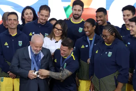LULA RECEBE ATLETAS OLÍMPICOS E DEFENDE MAIS APOIO PÚBLICO AO ESPORTE