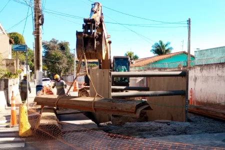 OBRAS DE SANEAMENTO EM MACAÉ AVANÇAM COM INTERVENÇÕES EM AROEIRA E IMBETIBA