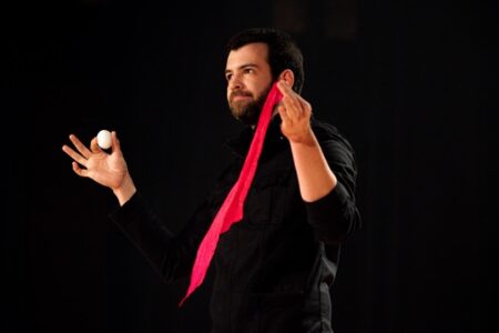 LUCAS TOLEDO APRESENTA “FORA DESTE MUNDO” NA SALA NELSON