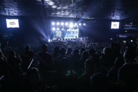 COMEDIANTE DEBOCHA DE LÉO EM FESTA OFICIAL DE ANIVERSÁRIO DO VASCO: “CONTRATAMOS O PELÉ ERRADO”