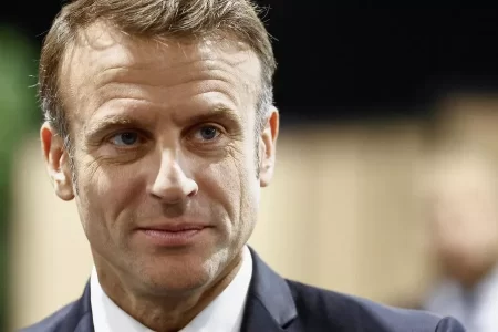MACRON IGNORA VITÓRIA DA ESQUERDA E LANÇA A FRANÇA EM IMPASSE POLÍTICO