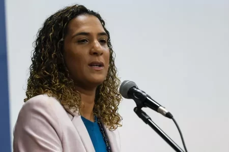CONSELHEIRO DO MINISTÉRIO DA IGUALDADE RACIAL INSINUA QUE ANIELLE FRANCO MENTIU EM ACUSAÇÕES DE ASSÉDIO CONTRA SILVIO ALMEIDA