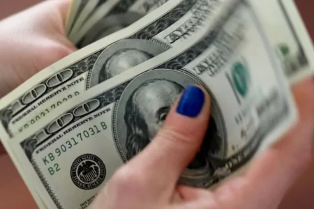 DÓLAR SOBE MAIS DE 1% E VOLTA A R$ 5,80 À ESPERA DE DADOS E ANÚNCIO DO PACOTE FISCAL