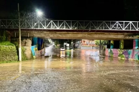 CHUVA FORTE CAUSA ALAGAMENTOS EM DIVERSOS PONTOS DE MURIAÉ