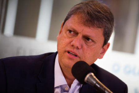 TARCÍSIO DE FREITAS DECRETA LUTO OFICIAL DE 3 DIAS PELA MORTE DE SEU TUTA