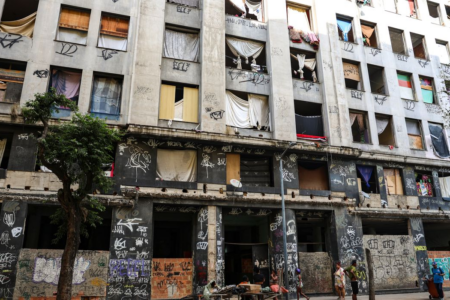 PRÉDIO ONDE VIVEM MAIS DE 100 FAMÍLIAS É DESOCUPADO NO RIO