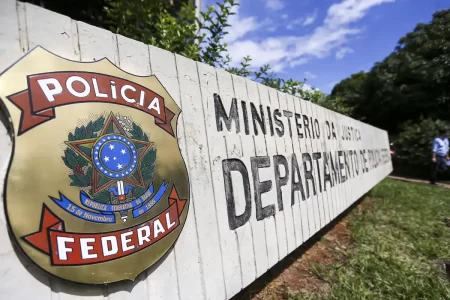 AÇÃO DA PF PRENDE DELEGADO ENVOLVIDO EM EXECUÇÃO DE DELATOR DO PCC