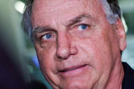 BOLSONARO DEVE APRESENTAR DEFESA ATÉ HOJE