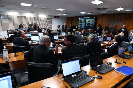 PARTIDOS AFINAM ACORDOS E DISCUTEM INDICAÇÕES A COMISSÕES NO SENADO
