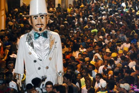 FREVO E AXÉ AGITAM FOLIÕES NESTA TARDE NO CARNAVAL DO NORDESTE
