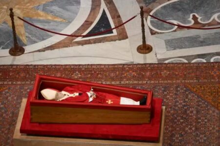 DETALHES DOS RITUAIS DE FECHAMENTO DO CAIXÃO E SEPULTAMENTO DO PAPA FRANCISCO