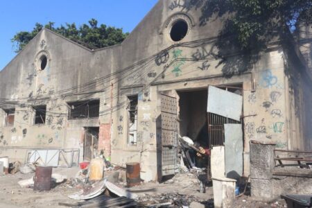 POLÍCIA INTERDITA QUATRO FERROS-VELHOS CLANDESTINOS EM NITERÓI