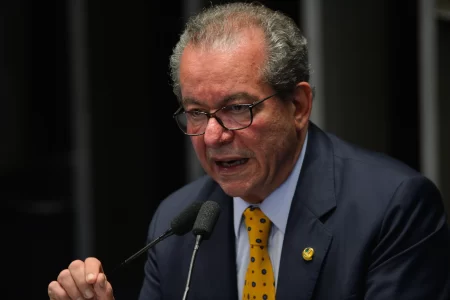 “PSDB DO BRASIL INTEIRO REAGIU CONTRA APOIO A ANISTIA”, DIZ JOSÉ ANÍBAL